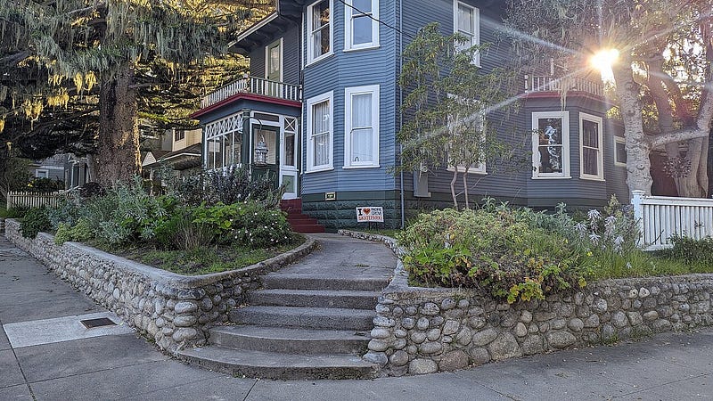 The Digital Research headquarters at 801 Lighthouse Avenue, Pacific Grove, California. Photo by Piotr J. Flatau, CC BY-SA 4.0, via Wikimedia Commons.