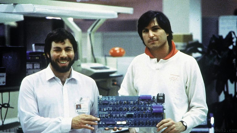 1976: Das erste Apple-Produkt - der Apple I - wurde von Steve Wozniak (l) entworfen. Rechts: Steve Jobs.