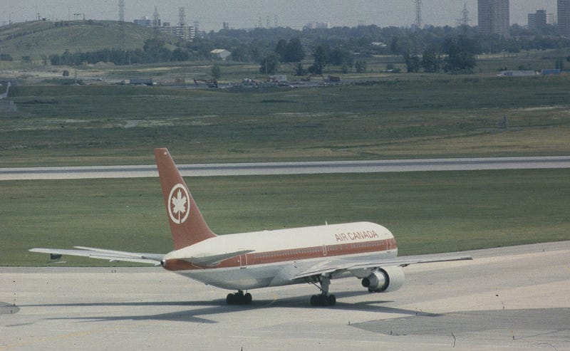 C-GAUN, the actual aircraft, photographed in Toronto a year after the incident. It flew for Air Canada until 2008. Photo by Andrew Thomas, CC BY-SA 2.0.