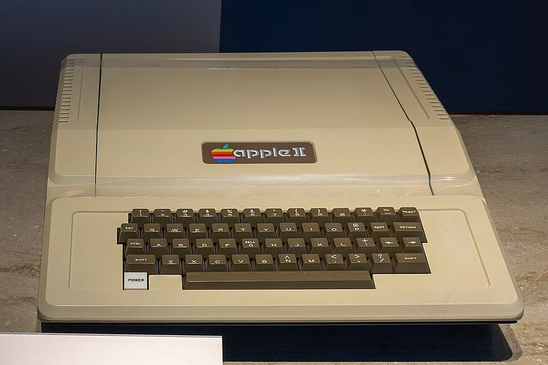 An Apple II from 1977. The first spreadsheet prototype ran on a machine like this one, and it was borrowed (image: The wub / Wikimedia Commons, CC BY-SA 4.0, held at the Computer History Museum)