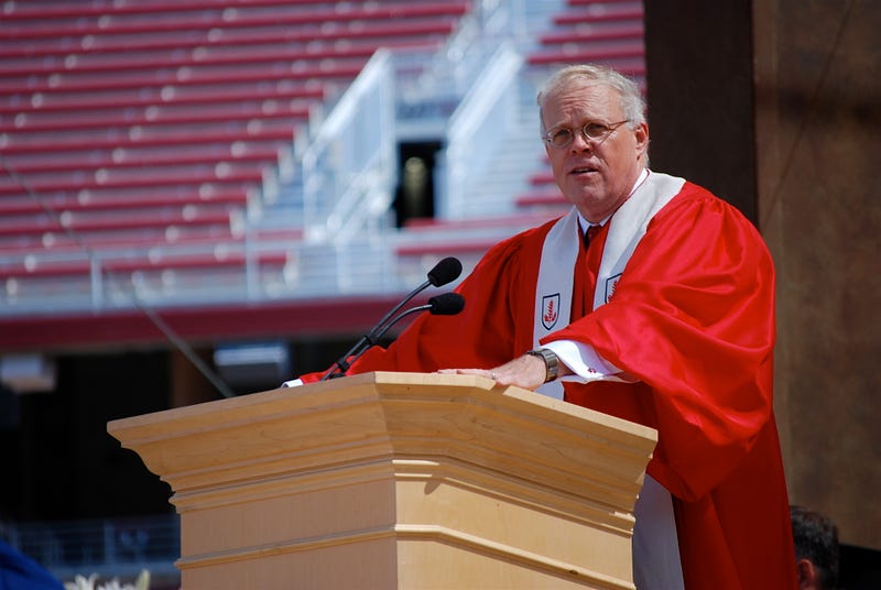 John L. Hennessy, Stanford's 10th president, giving the 2007 commencement address. Eric Chan / Flickr, CC BY 2.0, via Wikimedia Commons.
